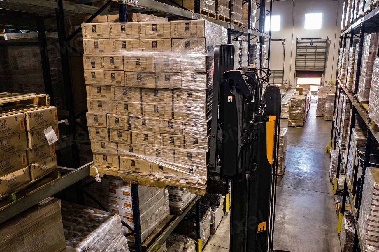 Warehouse handling during a fulfillment handoff between partners
